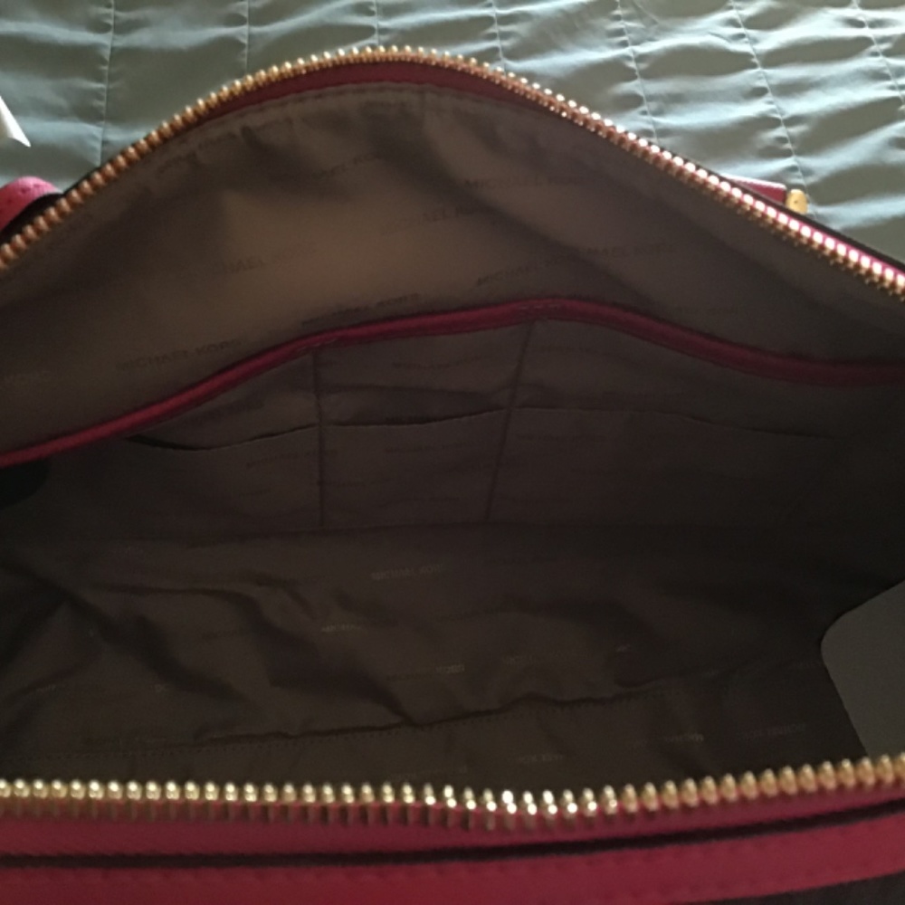 Gorgeous Mk tote and traveler - Picture 7 of 16